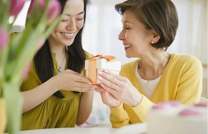Mẹ hạnh phúc nhận quà tặng lắc tay