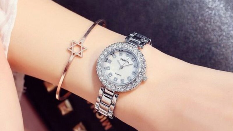 Mix đồng hồ với vòng tay nữ kim loại, tạo nên sự hài hòa và sang trọng, là lựa chọn quà tặng ý nghĩa