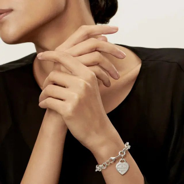 Mô tả: Chi tiết một chiếc vòng tay charm với nhiều mặt dây chuyền nhỏ xinh đính kèm, thể hiện sự phong phú về hình dáng.