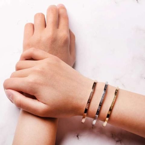 Mô tả: Một bộ sưu tập các loại vòng tay khác nhau được trưng bày, thể hiện sự đa dạng về kiểu dáng.