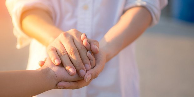 Một bàn tay ấm áp che chở, biểu tượng của vòng tay Thiên Chúa yêu thương