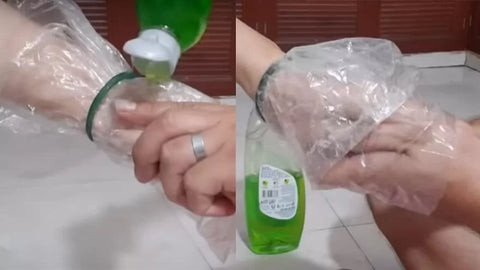 Một bàn tay đang đeo vòng tay qua lớp màng bọc thực phẩm, minh họa mẹo đeo vòng tay bằng túi nilon