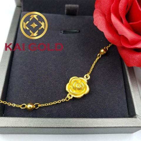 Một bàn tay duyên dáng đeo chiếc lắc tay vàng tinh xảo, thể hiện vẻ đẹp và phong cách cá nhân.