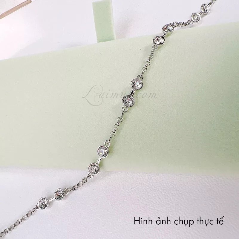 Một chiếc lắc tay Swarovski chính hãng với thiết kế tinh xảo, thể hiện độ bền cao