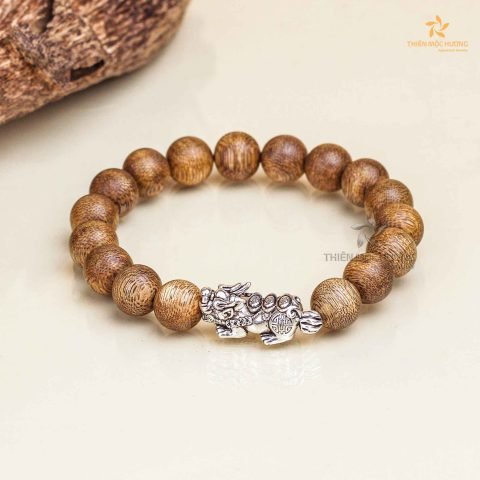 Một chiếc vòng tay nam đá phong thủy đẹp trên cổ tay