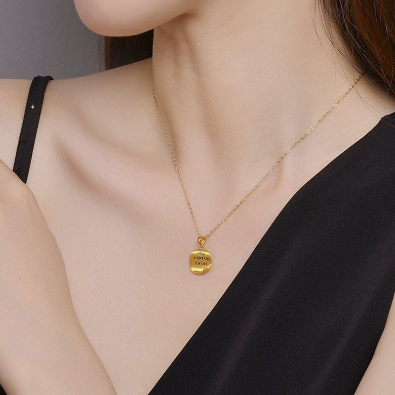 Một góc nhìn khác về hai chiếc vòng tay cổ trang mạ vàng, làm nổi bật đường nét chế tác