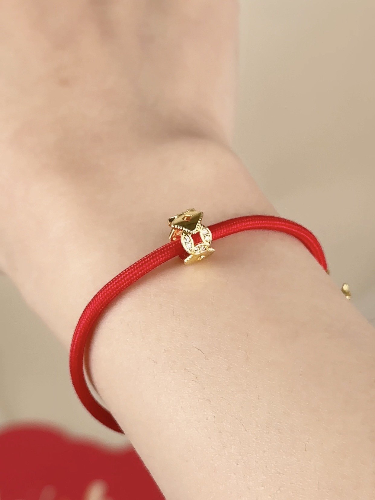Một mẫu vòng tay kim tiền vàng 10K cao cấp được đính đá Moissanite lấp lánh, biểu tượng của sự sang trọng và thịnh vượng