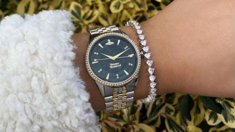 Một người đàn ông đeo đồng hồ và một vài chiếc vòng tay đơn giản thể hiện phong cách trưởng thành, lịch lãm.