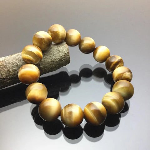 Một người đang nắm chặt tay, có thể đang chiêm nghiệm về một giấc mơ hay suy tư về những điềm báo.