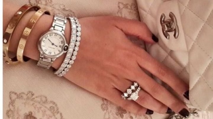 Một quý cô thanh lịch với đồng hồ và vòng tay kim loại mảnh, thể hiện sự tinh tế trong cách mix đồng hồ với vòng tay nữ