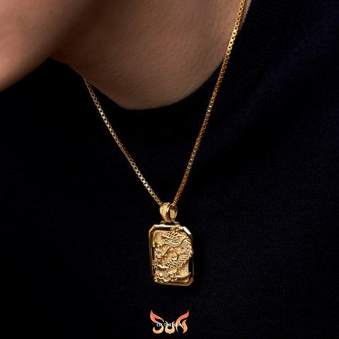 Một sợi dây chuyền vàng 24K tinh xảo, thể hiện chất liệu vàng nguyên khối