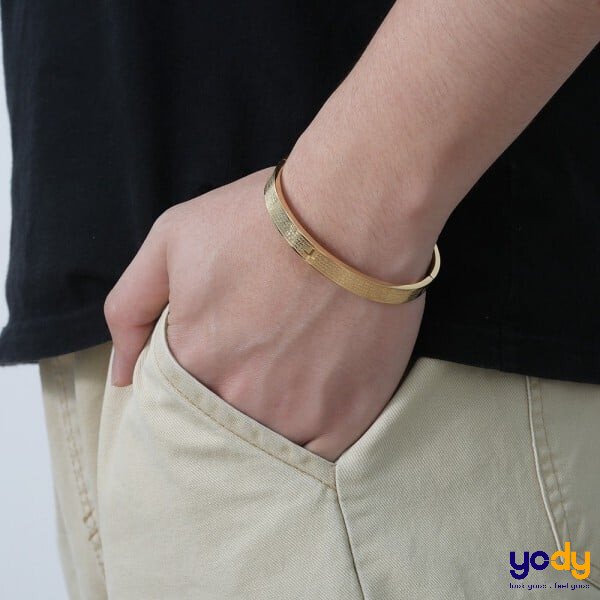 Nam giới đeo lắc tay phong thủy ở tay trái