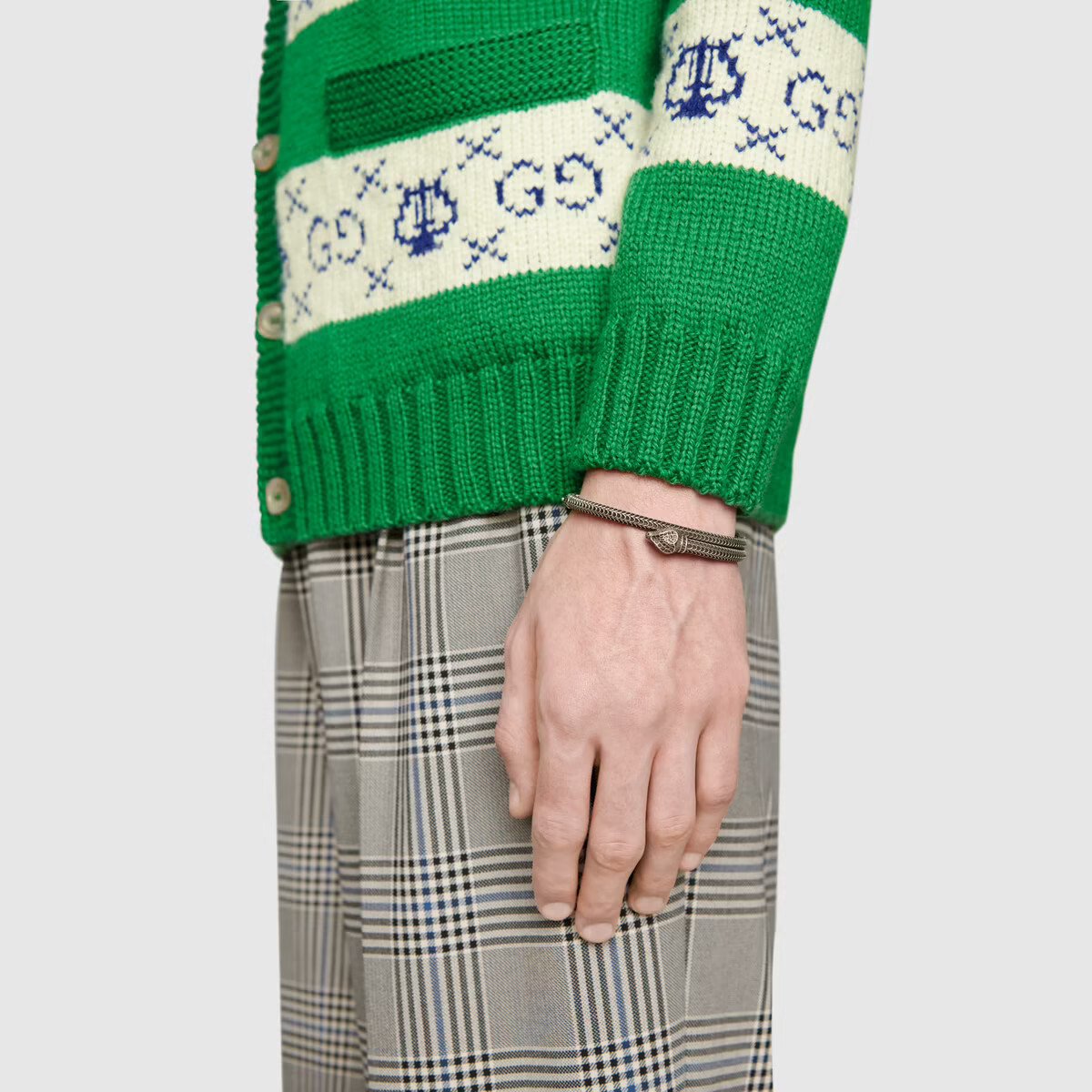 Nên cất giữ vòng tay rắn Gucci riêng biệt để tránh trầy xước