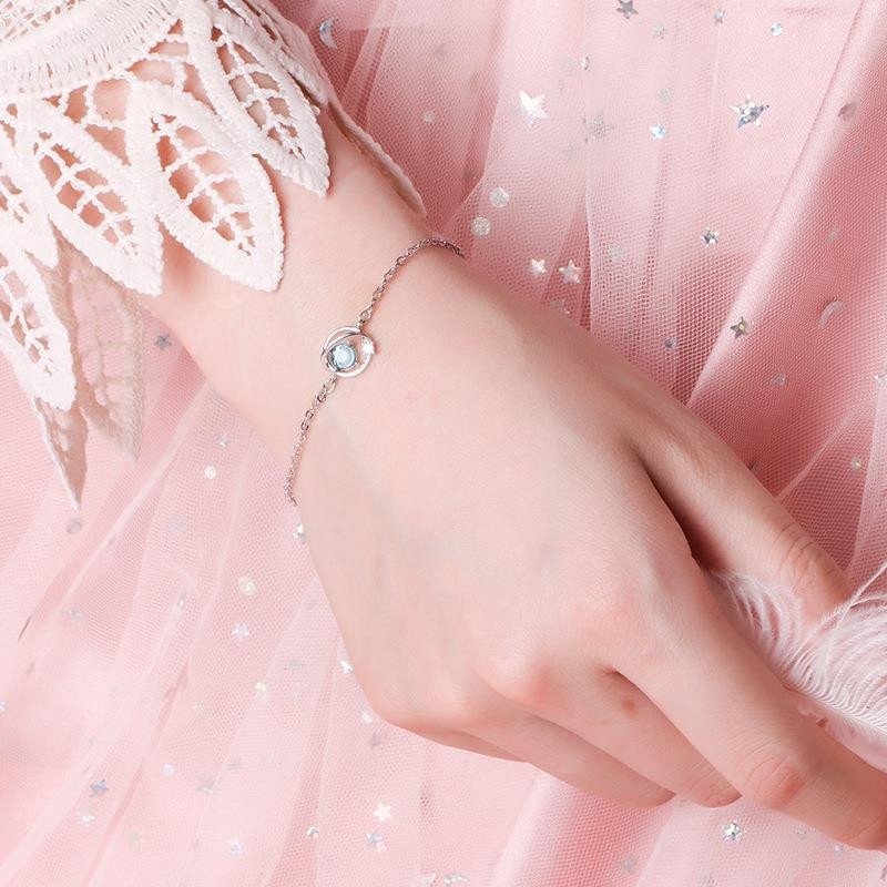 Người đàn ông đeo lắc tay đơn giản ở tay phải, ngụ ý bảo vệ bản thân khỏi những điều tiêu cực theo phong thủy