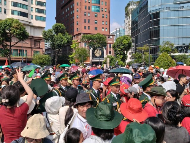 Người dân TP Hồ Chí Minh chào đón đoàn quân diễu binh với dù che nắng và sự quan tâm trìu mến.