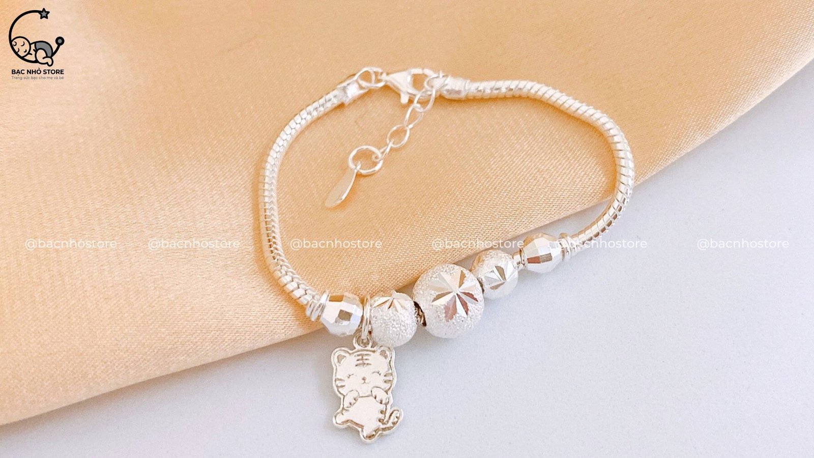 Người đang đổi size lắc tay tại cửa hàng