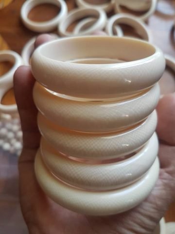 Người đang kiểm tra vân ngà voi để phân biệt thật giả