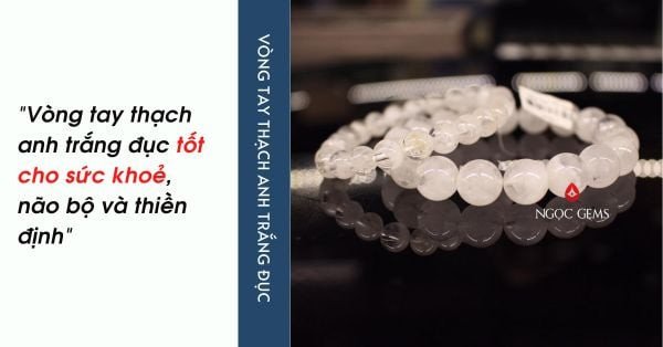 Người đeo vòng tay đá thạch anh trắng đục khi thiền