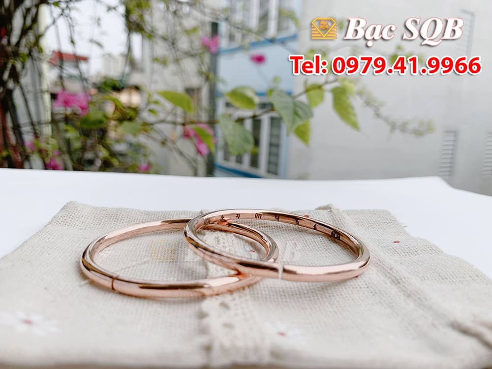Người đeo vòng tay đồng, tận hưởng lợi ích tăng cường miễn dịch và giảm căng thẳng