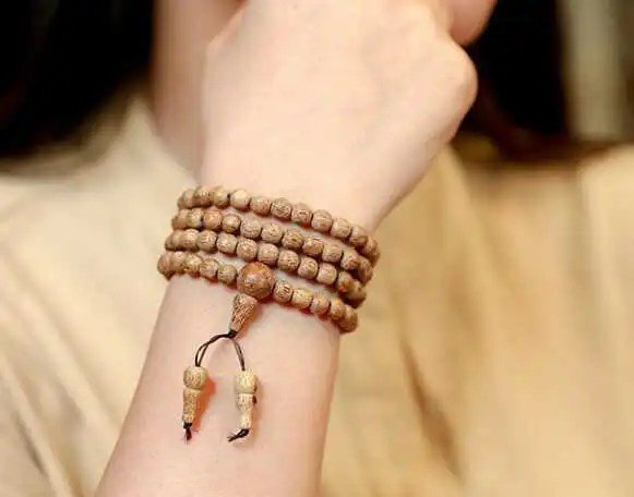 Người đeo vòng tay phong thủy tự tin sau khi thực hiện thần chú khai quang
