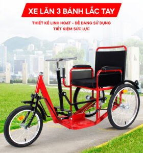 Người dùng di chuyển với xe lăn lắc tay 3 bánh