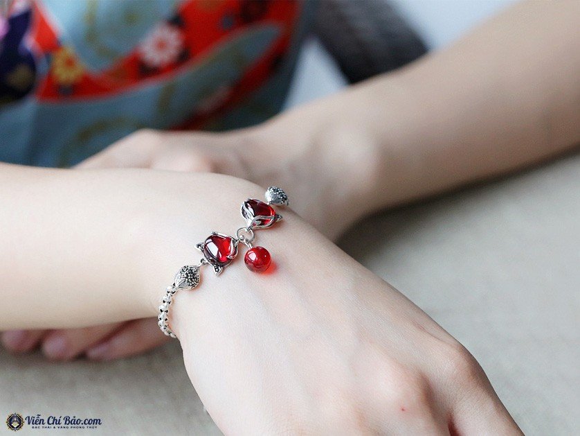 Người mệnh Thổ đeo vòng tay hồ ly chúa màu đỏ, hồng, tím