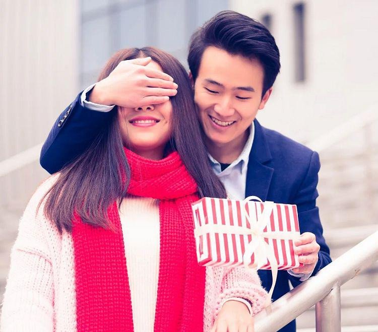 Người phụ nữ đang nhận quà, gợi nhắc ý nghĩa mơ thấy được tặng vòng tay bạc từ người lạ