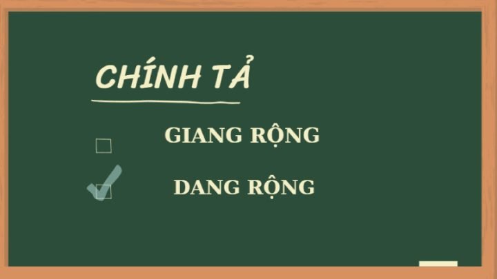 Người phụ nữ dang rộng vòng tay đón chào, thể hiện sự bao dung và kết nối