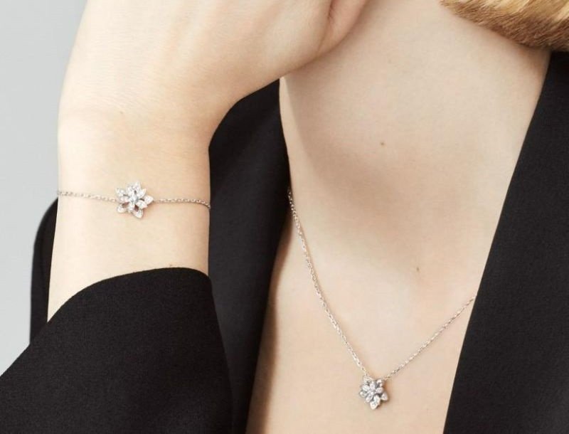 Người phụ nữ đeo lắc tay Van Cleef, thể hiện phong cách cá nhân
