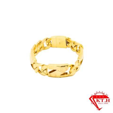 Người phụ nữ đeo nhiều vòng lắc tay đẹp bằng vàng trên cổ tay