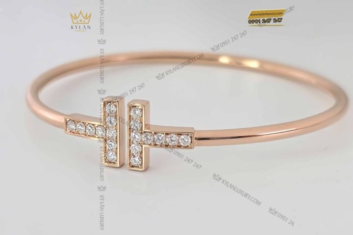 Người phụ nữ đeo vòng tay chữ T vàng nguyên khối Au750 đính kim cương, thể hiện vẻ đẹp sang trọng và tinh tế