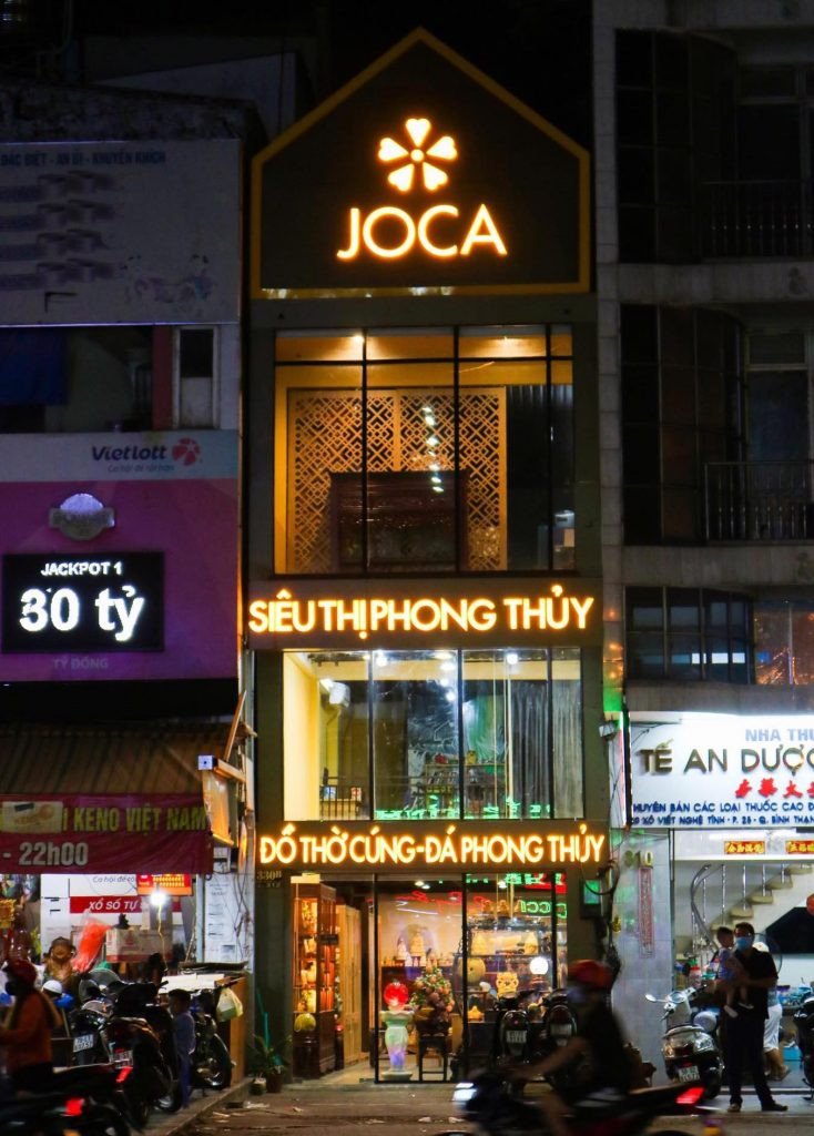 Người phụ nữ lớn tuổi đeo chiếc vòng tay cẩm thạch sang trọng