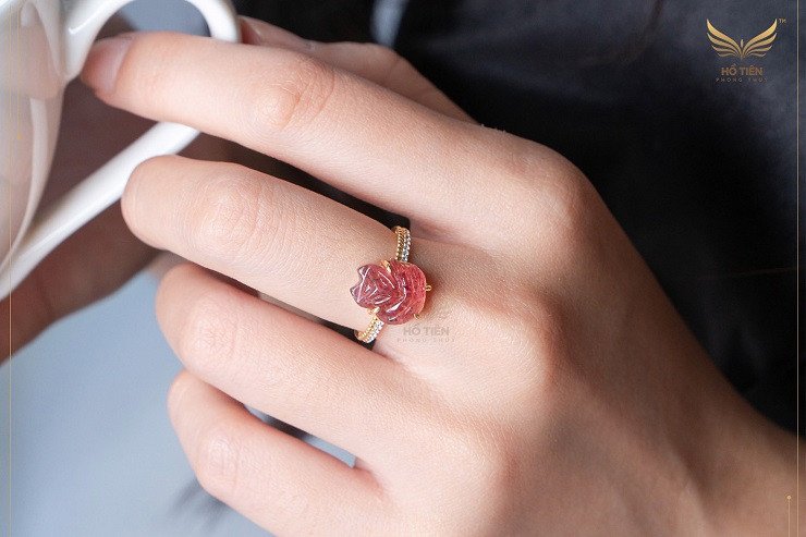 Nhẫn Hồ Ly thạch anh dâu tây mang lại vẻ đẹp quyến rũ và may mắn trong tình yêu