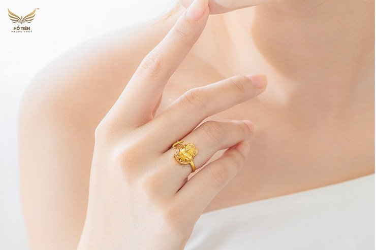 Nhẫn Hồ Ly thạch anh tóc vàng đính chữ tượng trưng cho tài lộc, may mắn