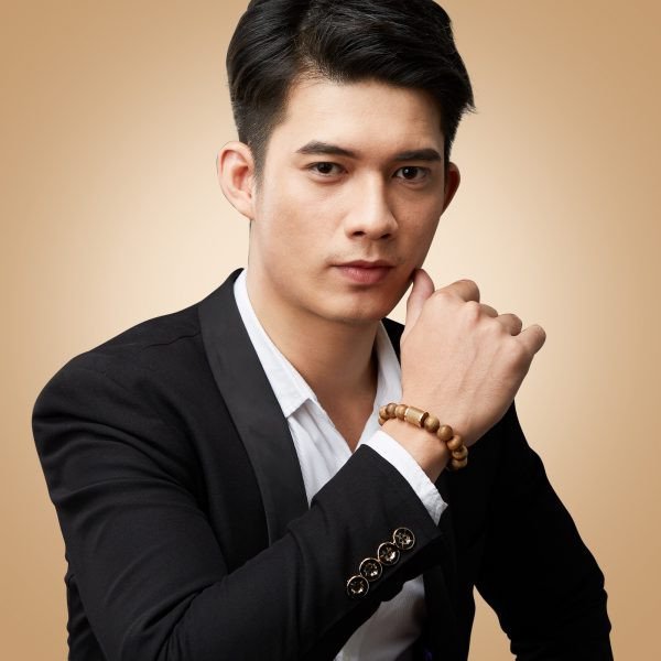 Những chiếc vòng đá phong thủy đa dạng màu sắc