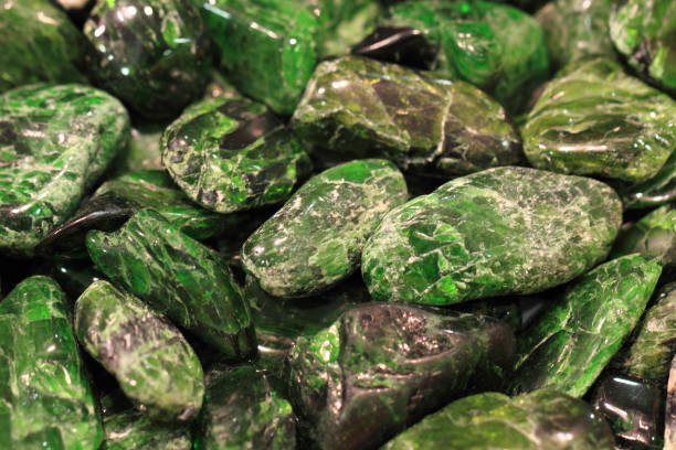 Những viên đá Diopside thô và tinh xảo lấp lánh