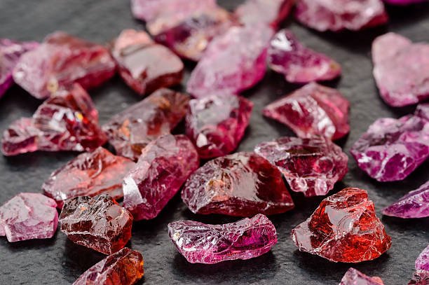 Những viên đá Garnet thô và đã qua chế tác với nhiều hình dạng khác nhau.