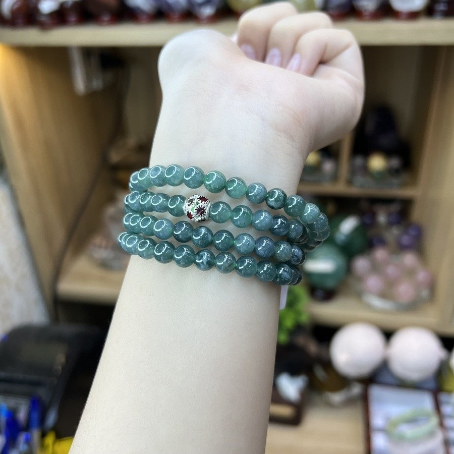 Những viên đá ngọc lam thô được giữ trong lòng bàn tay
