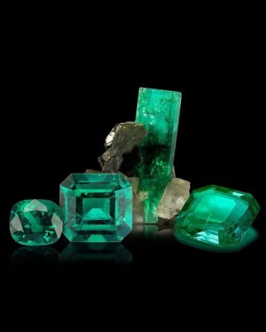 Những viên đá ngọc lục bảo thô nguyên bản màu xanh lá cây