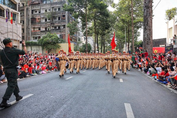 Nữ chiến sĩ Cảnh sát Giao thông nghiêm trang trong đội hình diễu binh