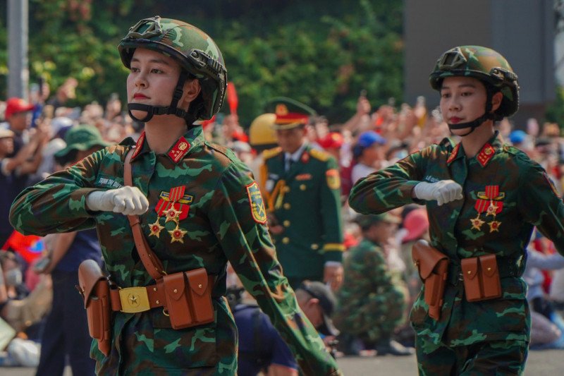 Nữ chiến sĩ diễu binh trong trang phục nghiêm trang, thu hút sự chú ý của người dân