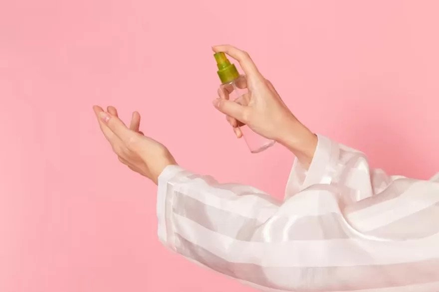 Nước lau kính cận giúp tháo gỡ các nút rối trên lắc tay một cách an toàn