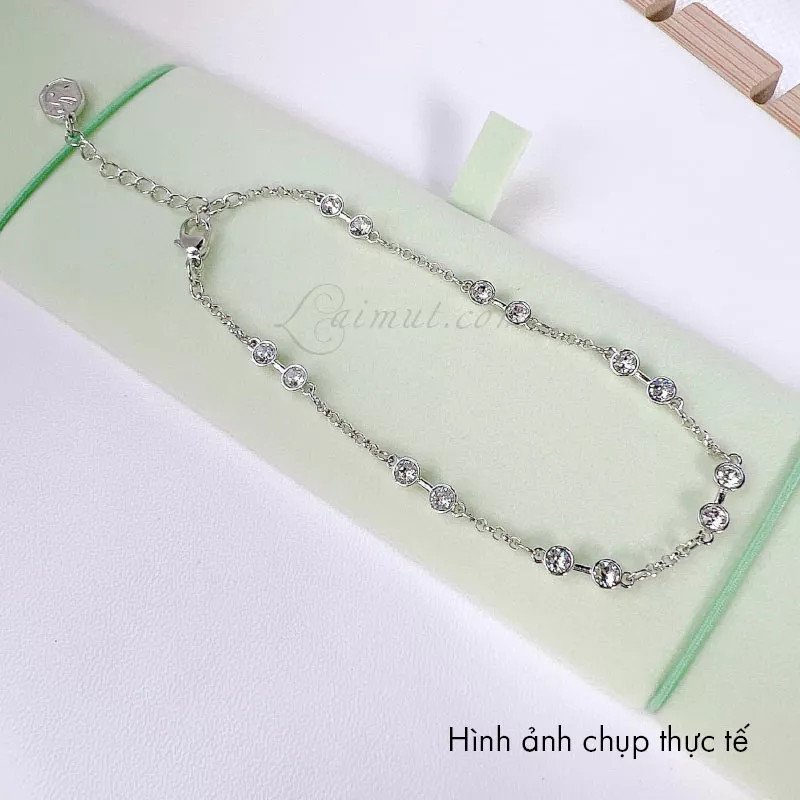 Pha lê trên lắc tay chính hãng Swarovski với độ cắt gọt tinh xảo và lấp lánh