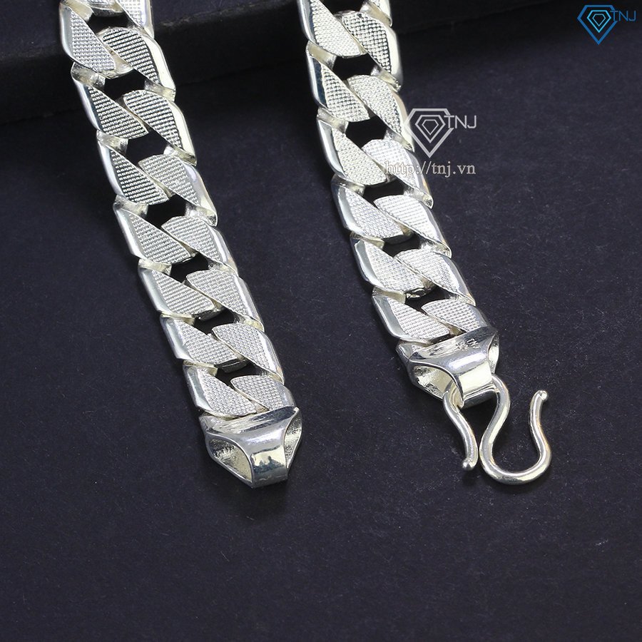 Phối đồ với vòng tay nam bạc và đồng hồ tại Hà Nội