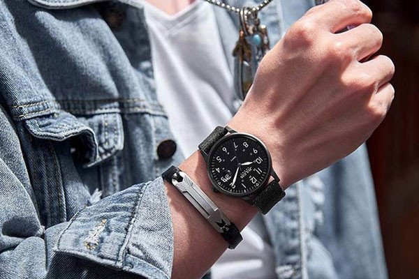Phối đồng hồ và lắc tay nam bằng kim loại vàng thể hiện sự sang trọng