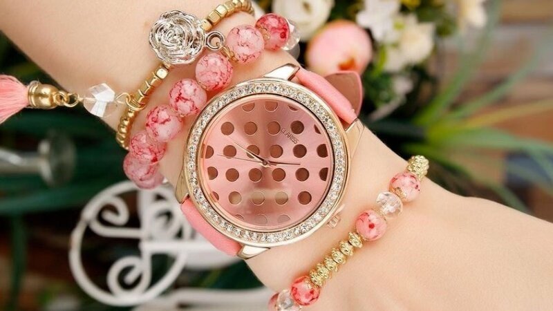 Phối đồng hồ và vòng tay nữ chuỗi hạt, tạo điểm nhấn khác biệt và thể hiện gu thẩm mỹ tinh tế