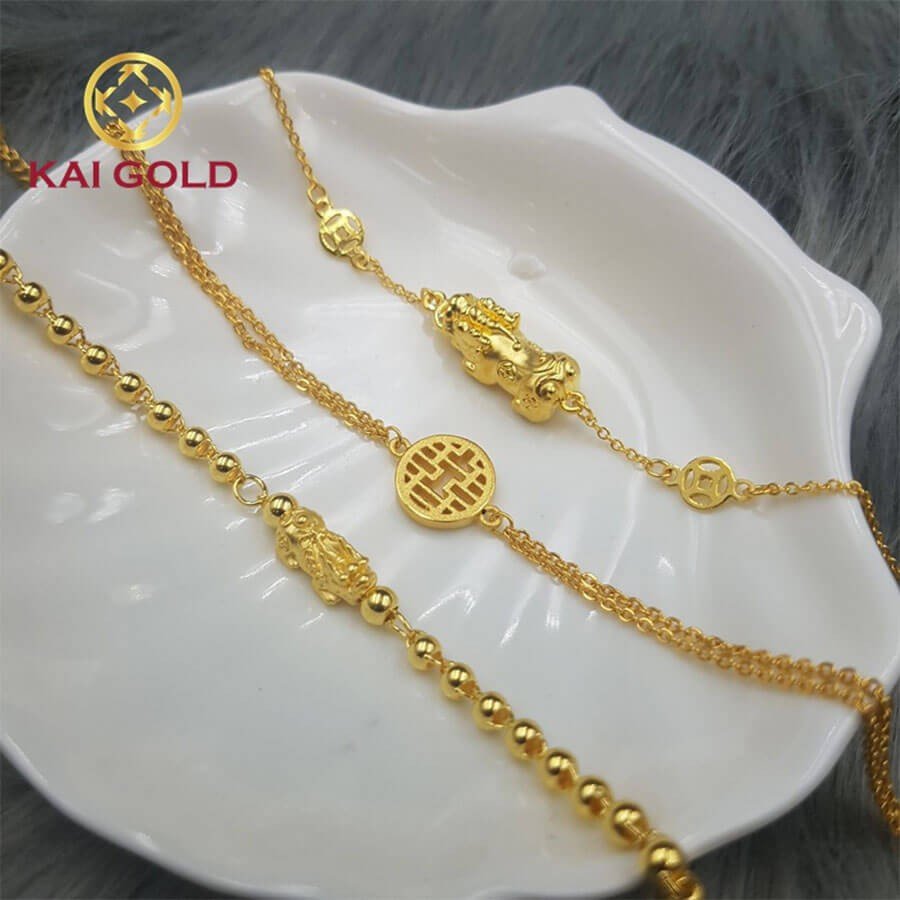 Phối hợp lắc tay vàng với trang phục nam giới lịch lãm