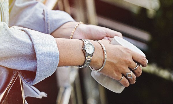 Phối lắc tay nam với trang sức khác hài hòa