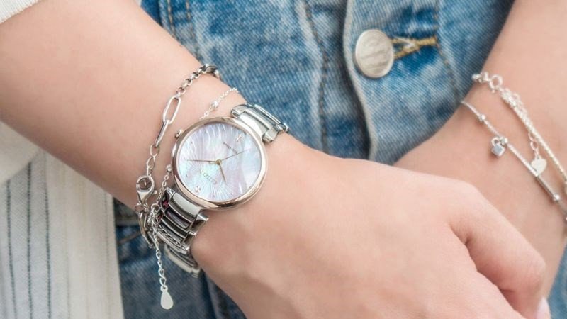Phối màu cùng tông tăng sự tinh tế cho đồng hồ và lắc tay
