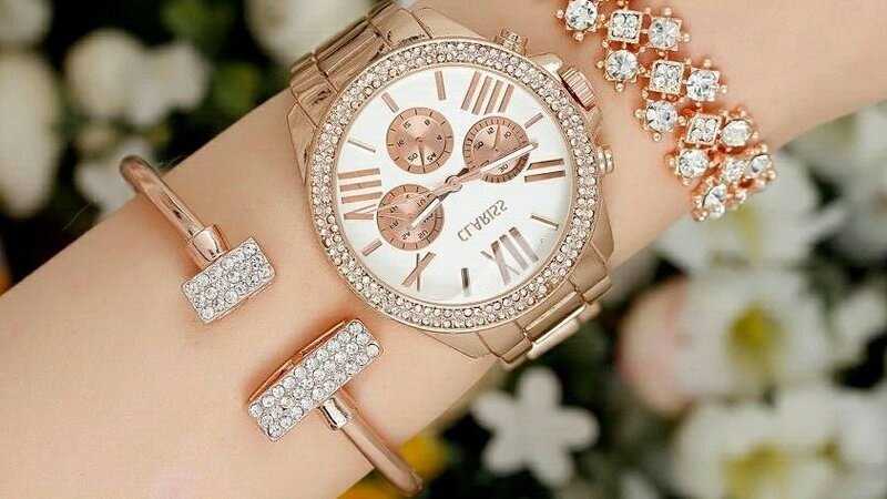 Phong cách mix đồng hồ với vòng tay nữ bản to, tạo ấn tượng mạnh mẽ và che đi khuyết điểm cổ tay
